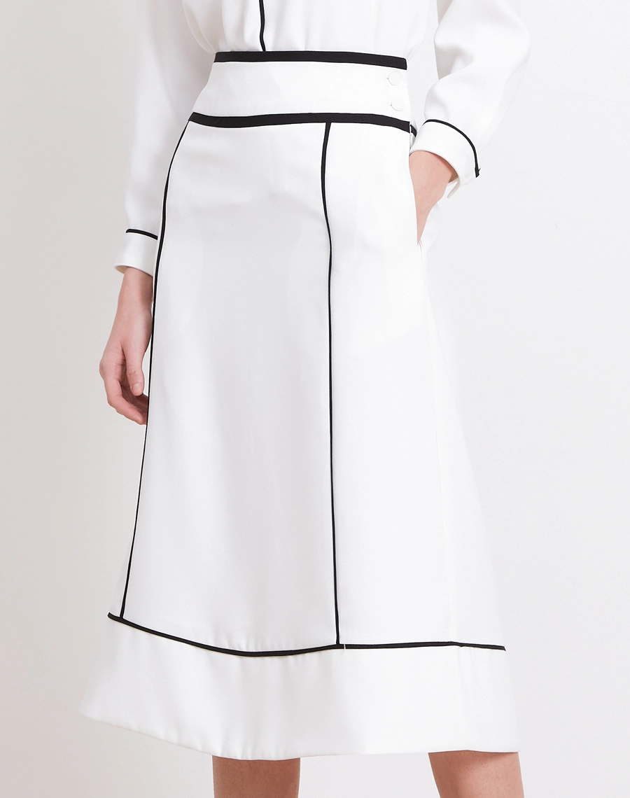 A Saia Midi Melissa é confeccionada em Crepe Zara, tecido de toque macio e levemente texturizado, com caimento fluido e elegante. 