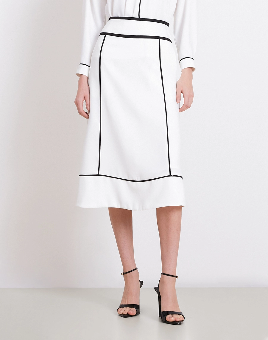 A Saia Midi Melissa é confeccionada em Crepe Zara, tecido de toque macio e levemente texturizado, com caimento fluido e elegante. 