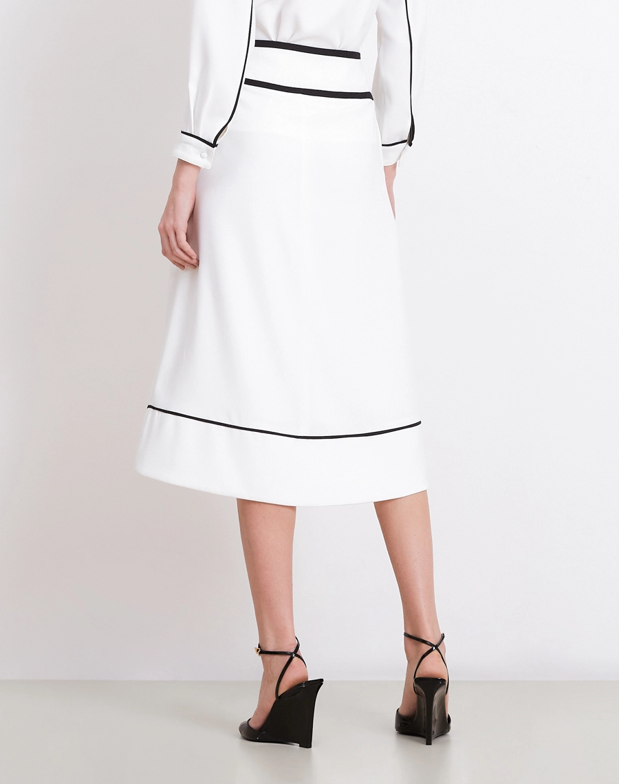 A Saia Midi Melissa é confeccionada em Crepe Zara, tecido de toque macio e levemente texturizado, com caimento fluido e elegante. 