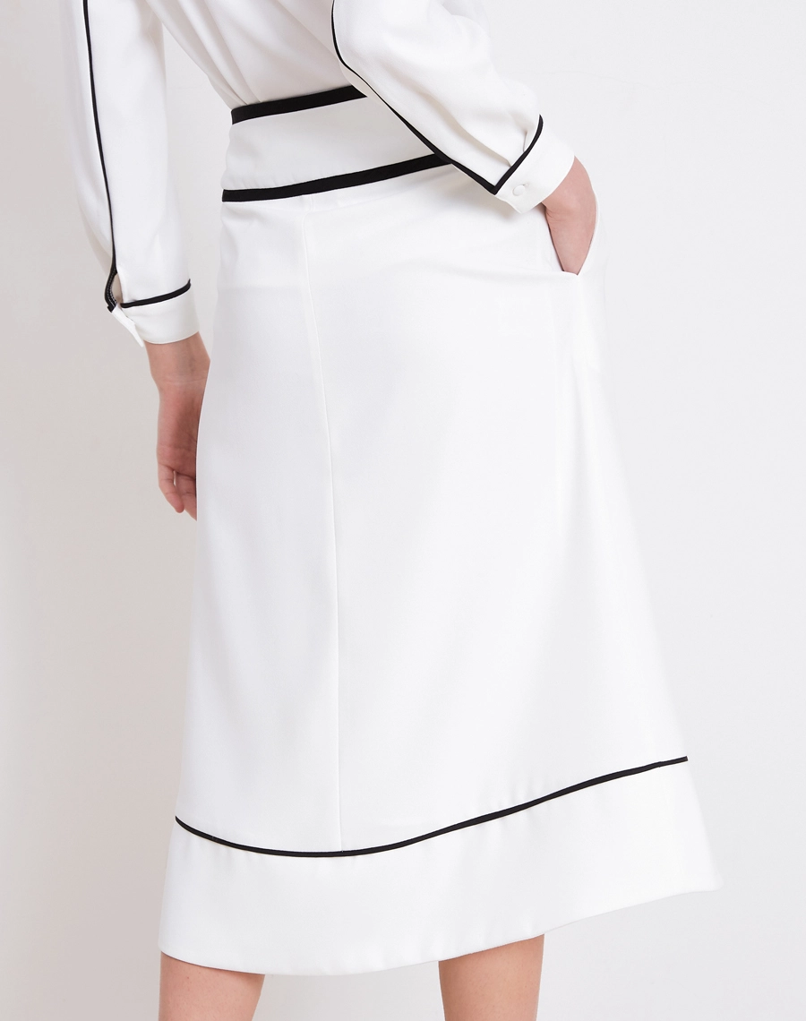 A Saia Midi Melissa é confeccionada em Crepe Zara, tecido de toque macio e levemente texturizado, com caimento fluido e elegante. 