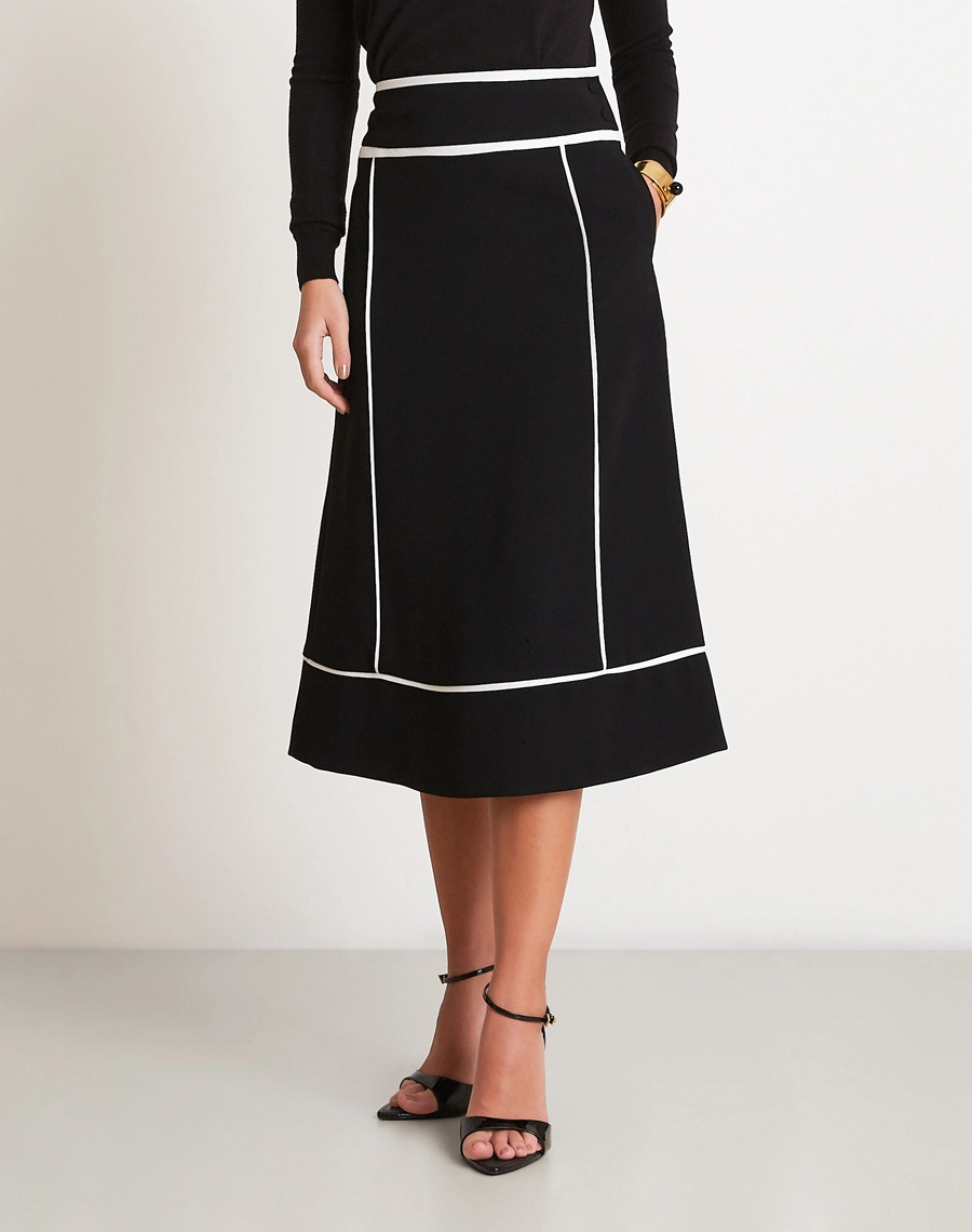 A Saia Midi Melissa é confeccionada em Crepe Zara, tecido de toque macio e levemente texturizado, com caimento fluido e elegante. 