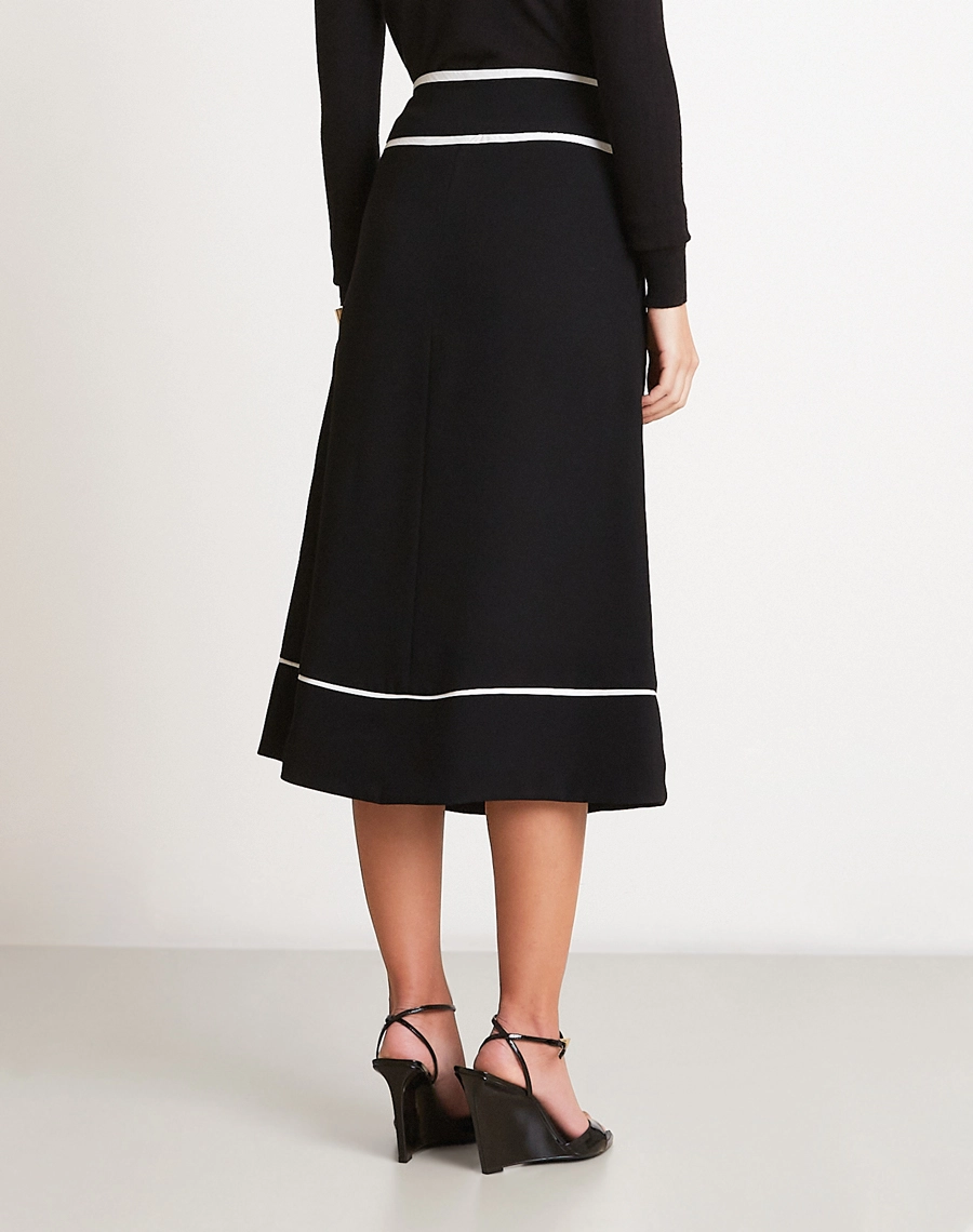 A Saia Midi Melissa é confeccionada em Crepe Zara, tecido de toque macio e levemente texturizado, com caimento fluido e elegante. 