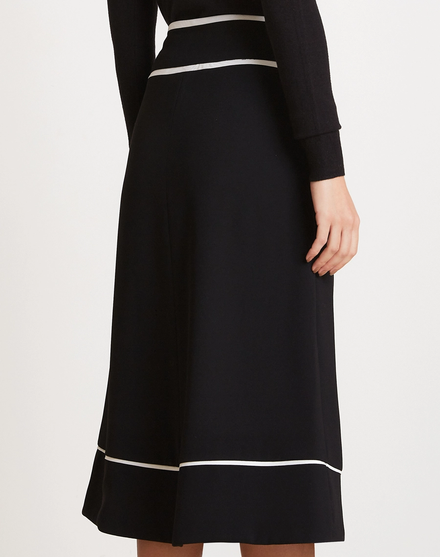 A Saia Midi Melissa é confeccionada em Crepe Zara, tecido de toque macio e levemente texturizado, com caimento fluido e elegante. 