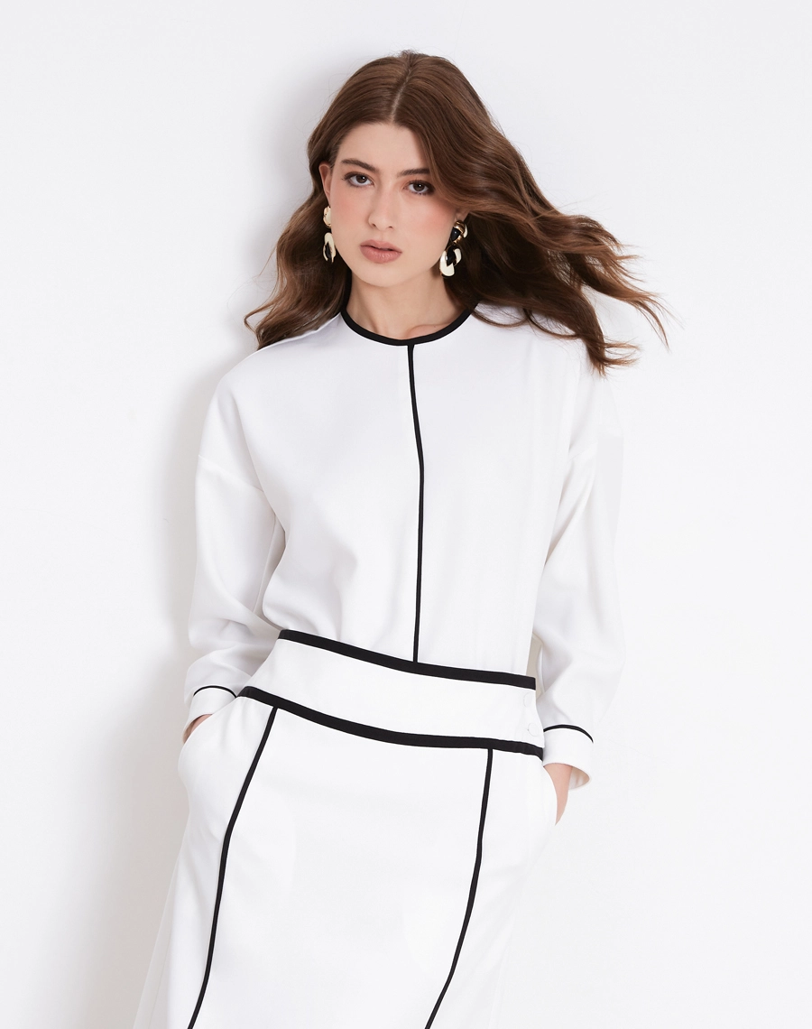 A Blusa Melissa é confeccionada em Crepe Zara, tecido de toque suave e acabamento levemente texturizado, com caimento fluido que não marca o corpo. 