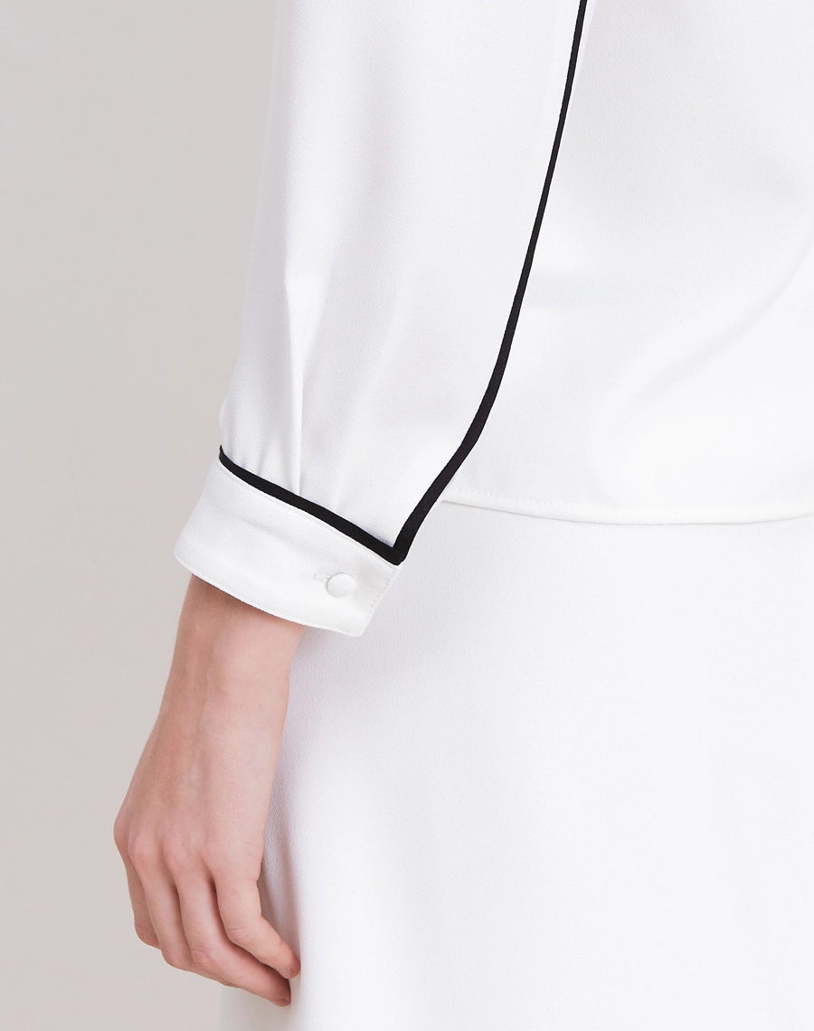 A Blusa Melissa é confeccionada em Crepe Zara, tecido de toque suave e acabamento levemente texturizado, com caimento fluido que não marca o corpo. 
