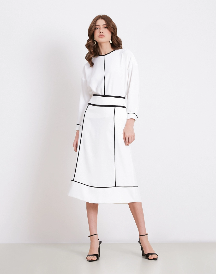 A Blusa Melissa é confeccionada em Crepe Zara, tecido de toque suave e acabamento levemente texturizado, com caimento fluido que não marca o corpo. 