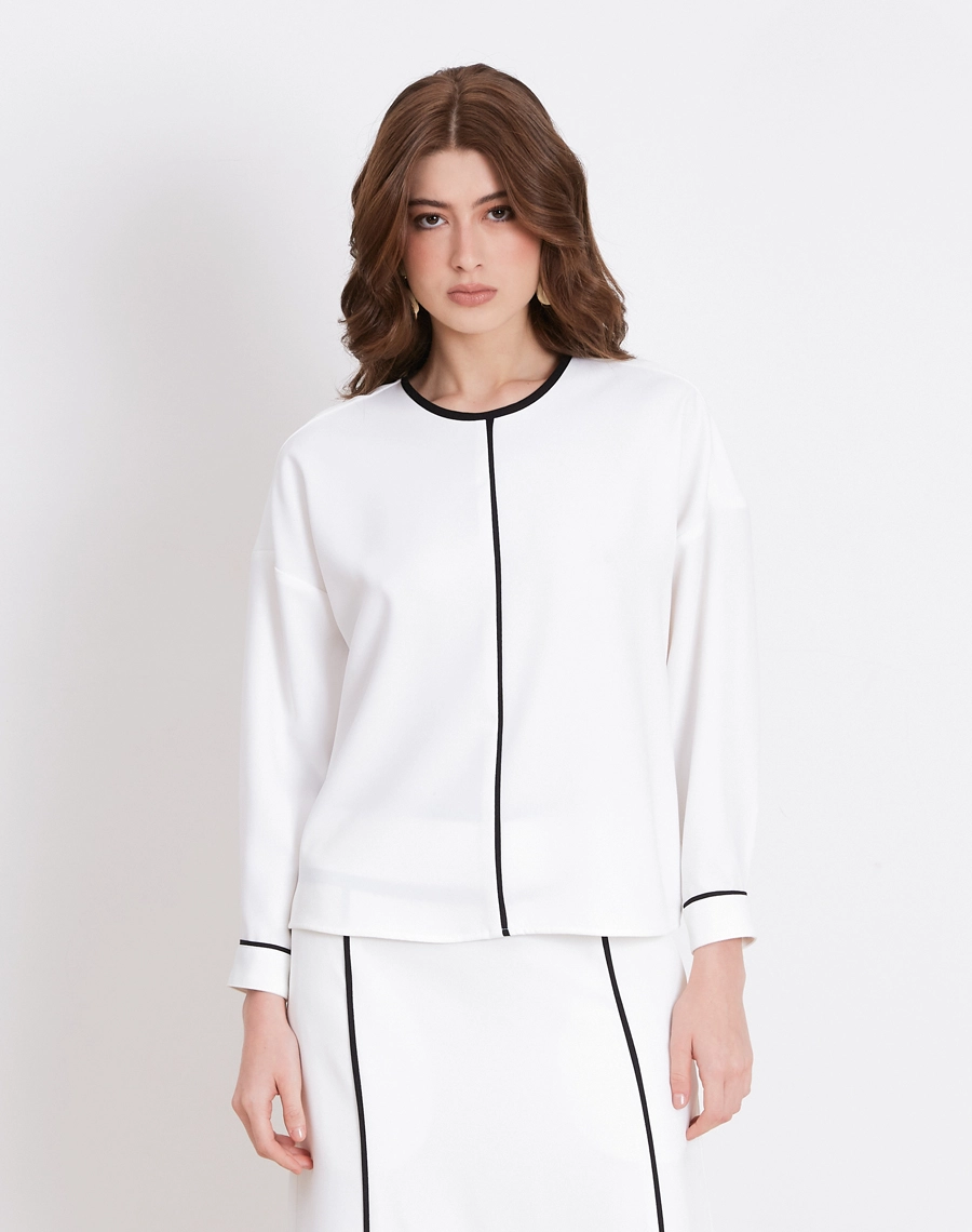 A Blusa Melissa é confeccionada em Crepe Zara, tecido de toque suave e acabamento levemente texturizado, com caimento fluido que não marca o corpo. 