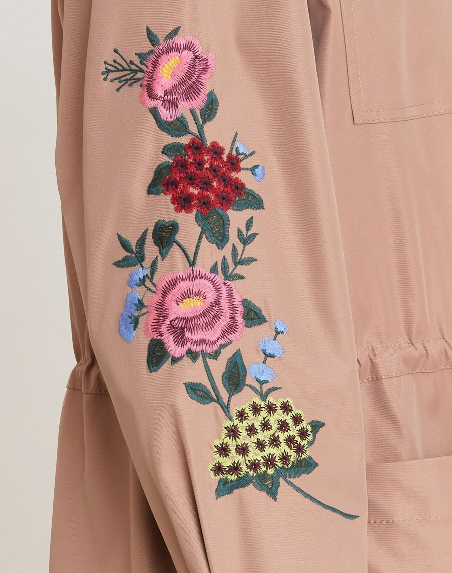 A Parka Gabriela é confeccionada em Sarja Paper, tecido de toque leve e levemente encorpado, com aspecto moderno e textura suave que garante conforto e durabilidade. 