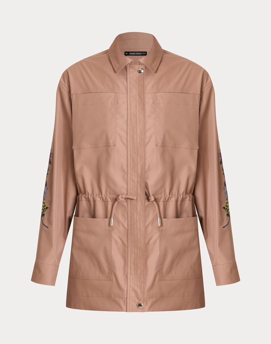A Parka Gabriela é confeccionada em Sarja Paper, tecido de toque leve e levemente encorpado, com aspecto moderno e textura suave que garante conforto e durabilidade. 