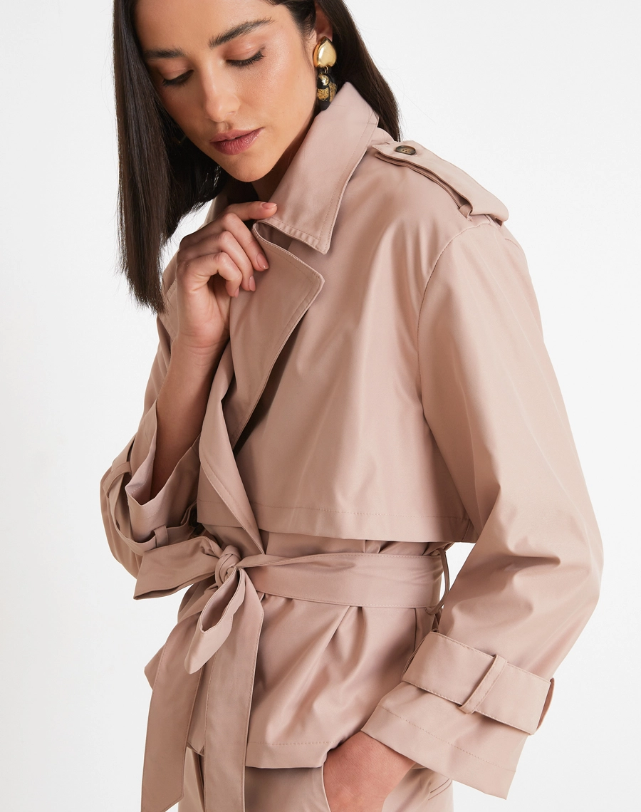 Parka Melody confeccionada em Sarja Paper, tecido com toque leve que traz um visual moderno e despojado.