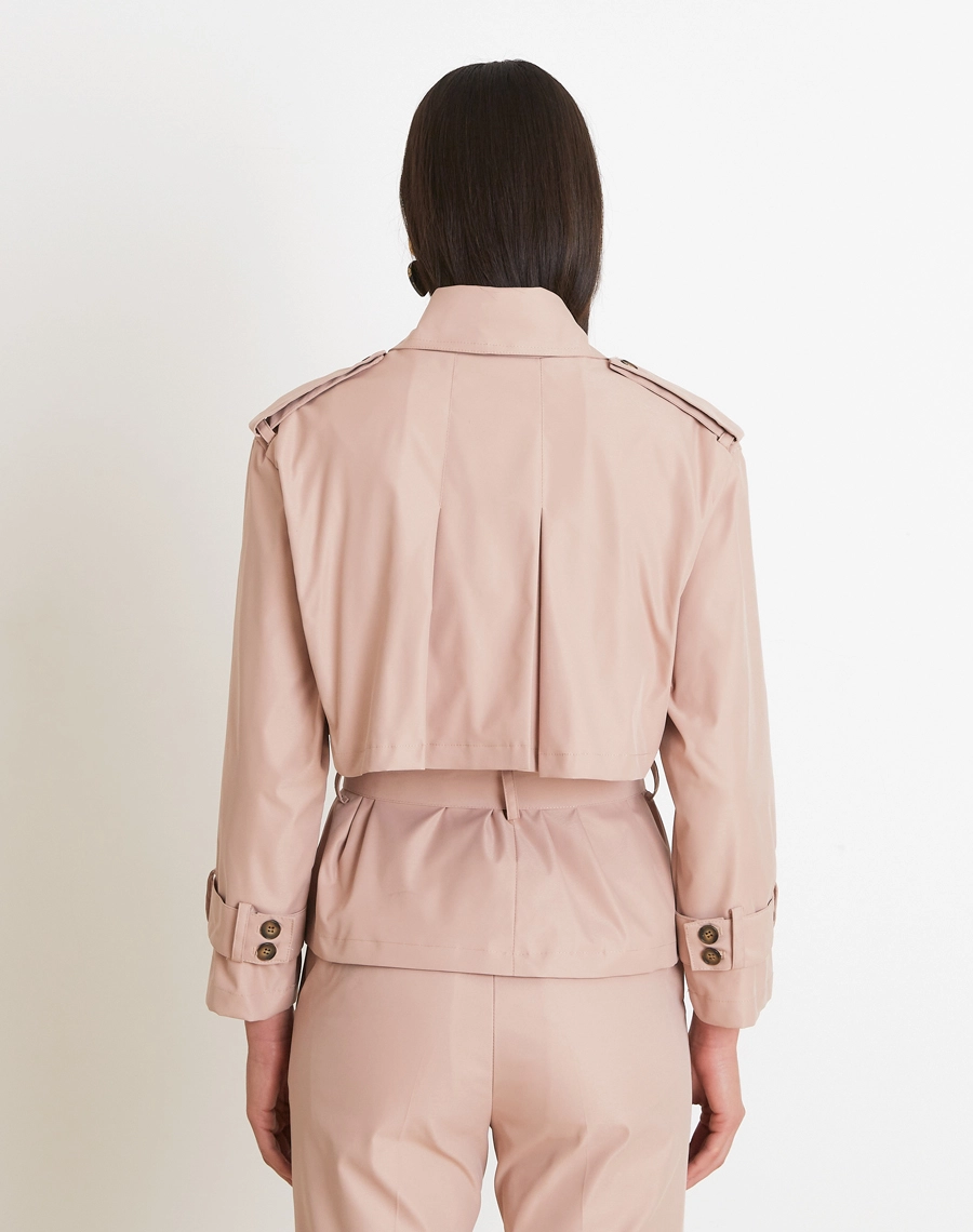 Parka Melody confeccionada em Sarja Paper, tecido com toque leve que traz um visual moderno e despojado.