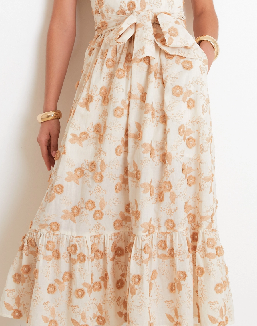 O Vestido Midi Vivian é confeccionado em Cambraia Bordada, o tecido é leve, fresco e delicado, com bordados sutis que agregam textura e um charme romântico à peça.