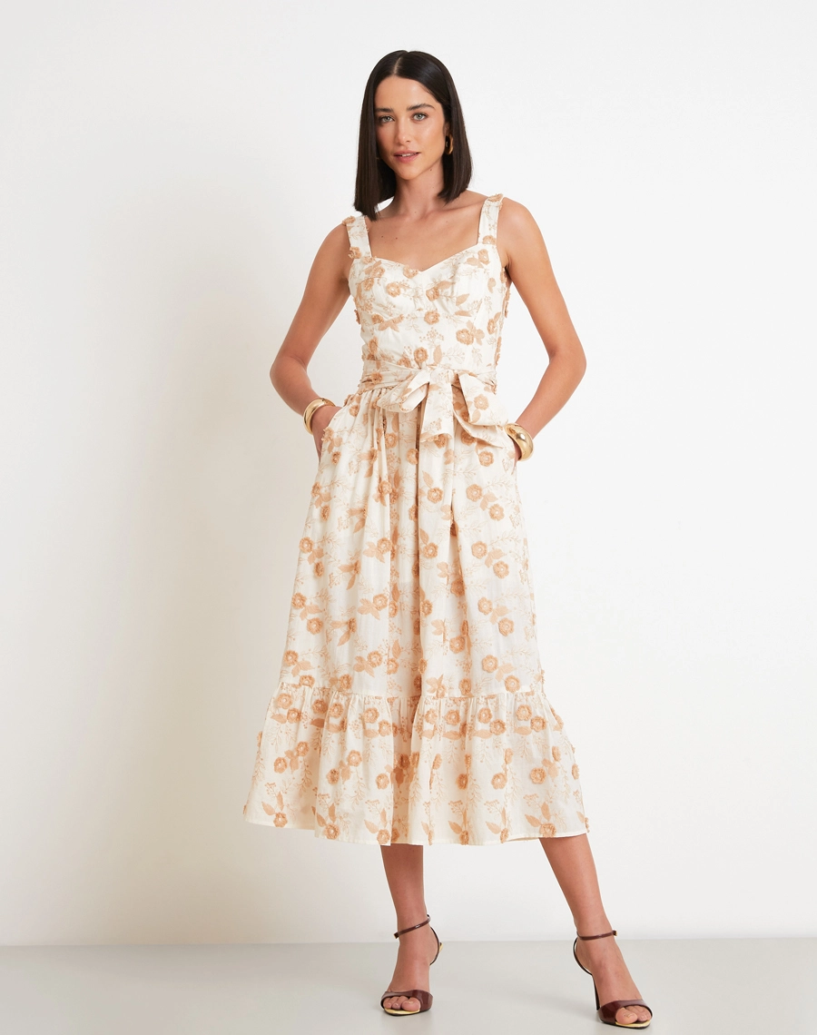 O Vestido Midi Vivian é confeccionado em Cambraia Bordada, o tecido é leve, fresco e delicado, com bordados sutis que agregam textura e um charme romântico à peça.