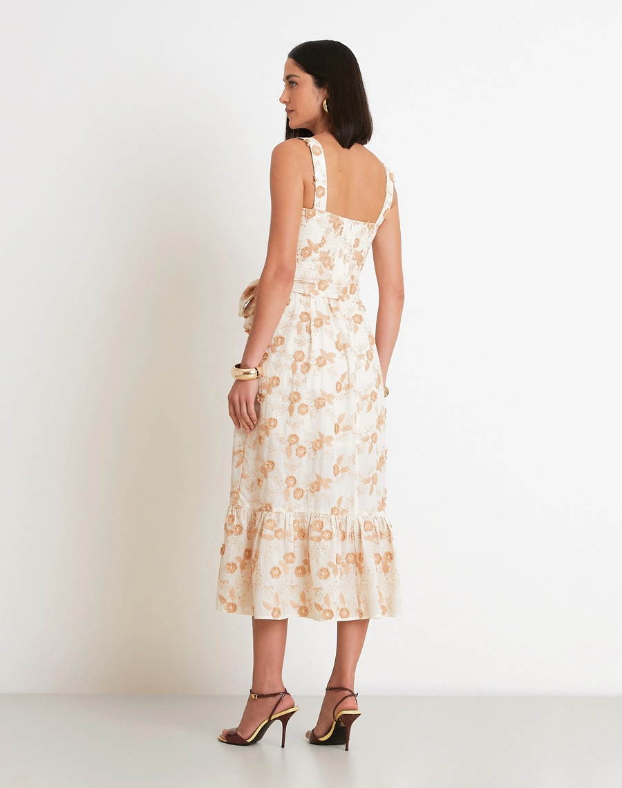 O Vestido Midi Vivian é confeccionado em Cambraia Bordada, o tecido é leve, fresco e delicado, com bordados sutis que agregam textura e um charme romântico à peça.