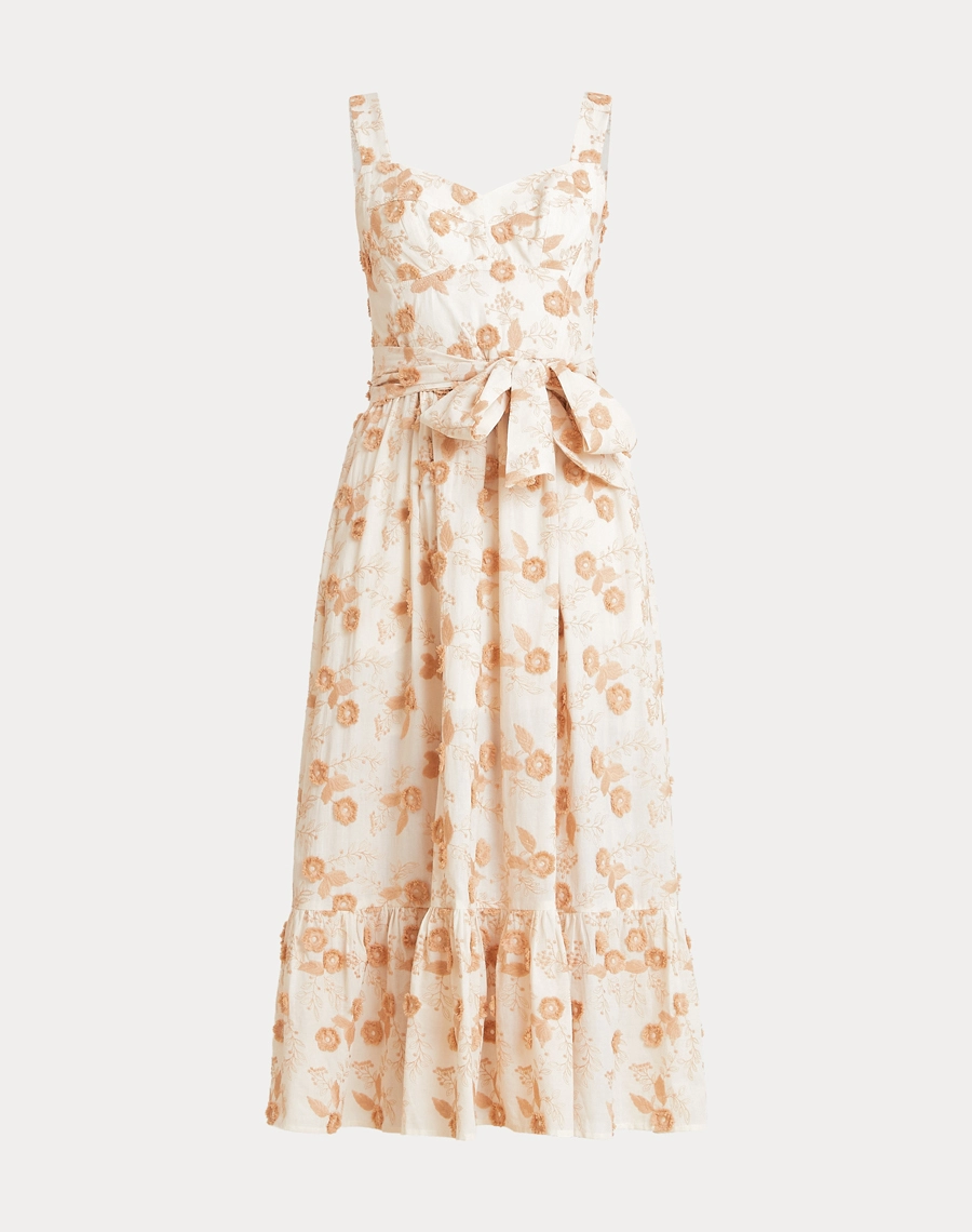 O Vestido Midi Vivian é confeccionado em Cambraia Bordada, o tecido é leve, fresco e delicado, com bordados sutis que agregam textura e um charme romântico à peça.