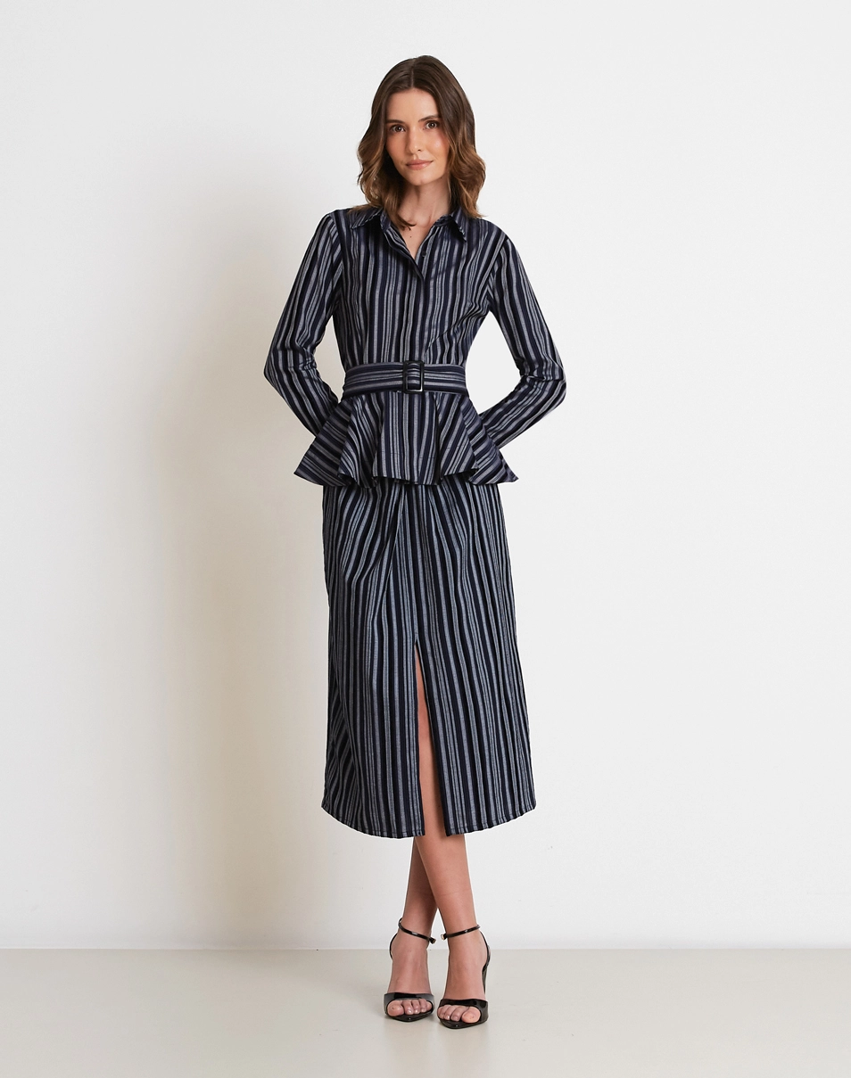 A Camisa Sophie é confeccionada em Cambraia bordada, tecido leve e sofisticado que combina a maciez e o caimento fluido com delicados detalhes bordados, proporcionando textura, elegância e conforto ao vestir.