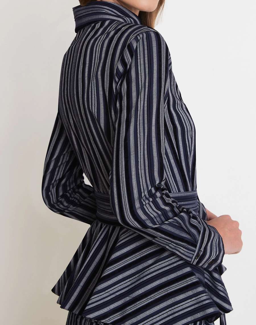 A Camisa Sophie é confeccionada em Cambraia bordada, tecido leve e sofisticado que combina a maciez e o caimento fluido com delicados detalhes bordados, proporcionando textura, elegância e conforto ao vestir.