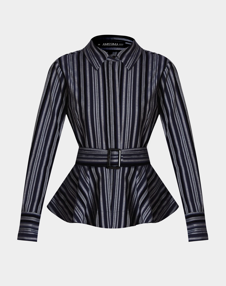 A Camisa Sophie é confeccionada em Cambraia bordada, tecido leve e sofisticado que combina a maciez e o caimento fluido com delicados detalhes bordados, proporcionando textura, elegância e conforto ao vestir.