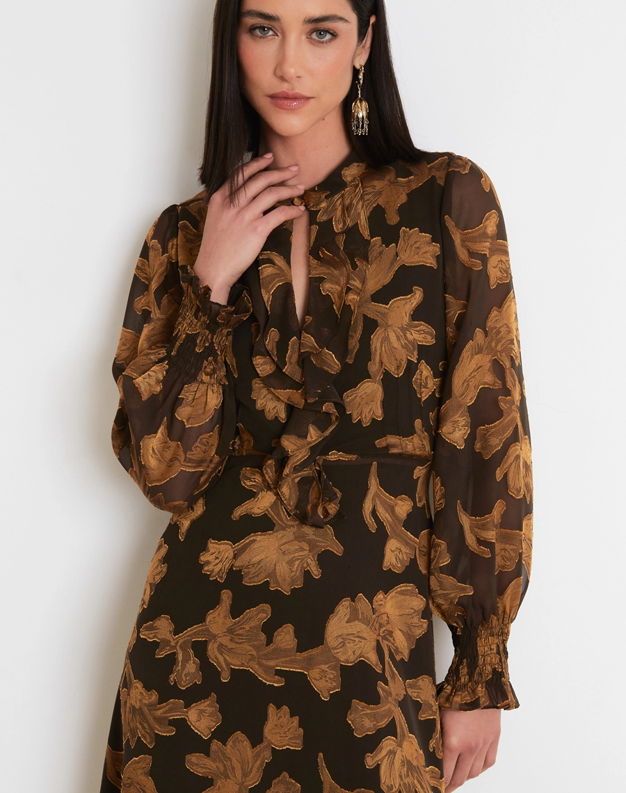O Vestido Longo Priscila é confeccionado em cetim bordado Devorê, um tecido sofisticado que combina o brilho suave do cetim com o efeito de transparências e relevos do bordado.
