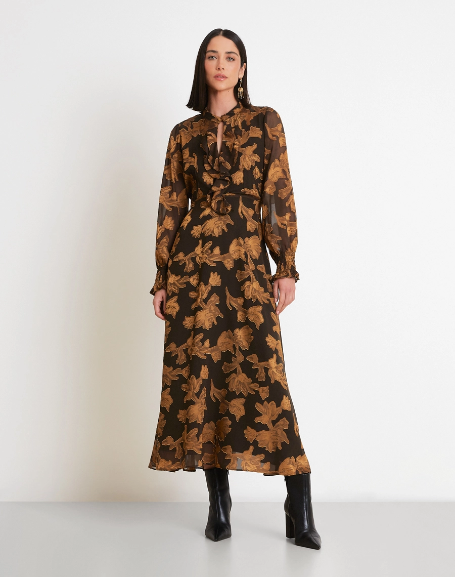 O Vestido Longo Priscila é confeccionado em cetim bordado Devorê, um tecido sofisticado que combina o brilho suave do cetim com o efeito de transparências e relevos do bordado.