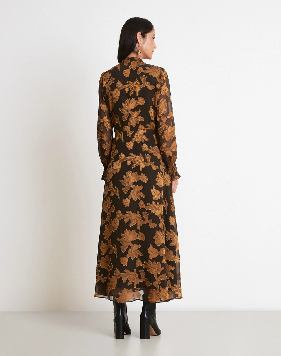 O Vestido Longo Priscila é confeccionado em cetim bordado Devorê, um tecido sofisticado que combina o brilho suave do cetim com o efeito de transparências e relevos do bordado.