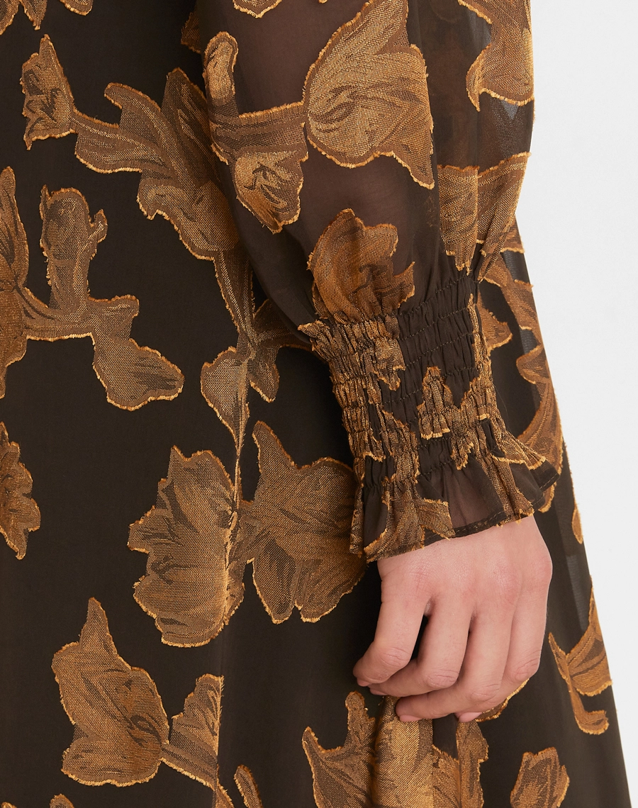 O Vestido Longo Priscila é confeccionado em cetim bordado Devorê, um tecido sofisticado que combina o brilho suave do cetim com o efeito de transparências e relevos do bordado.