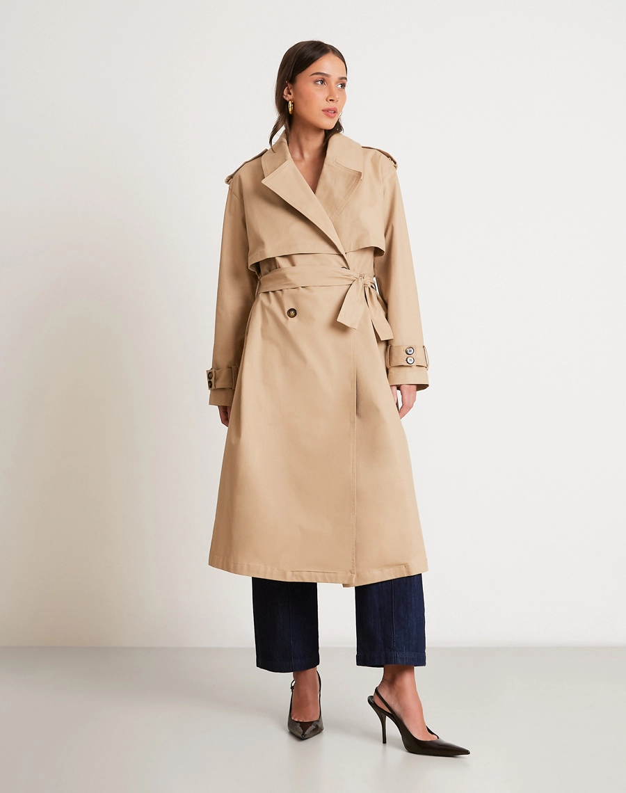 O Trenchcoat Ana é confeccionado em Sarja Flip, tecido de toque macio e estrutura encorpada, que garante durabilidade e um caimento alinhado. 