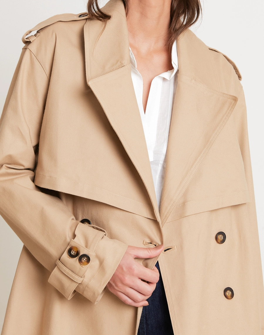O Trenchcoat Ana é confeccionado em Sarja Flip, tecido de toque macio e estrutura encorpada, que garante durabilidade e um caimento alinhado. 