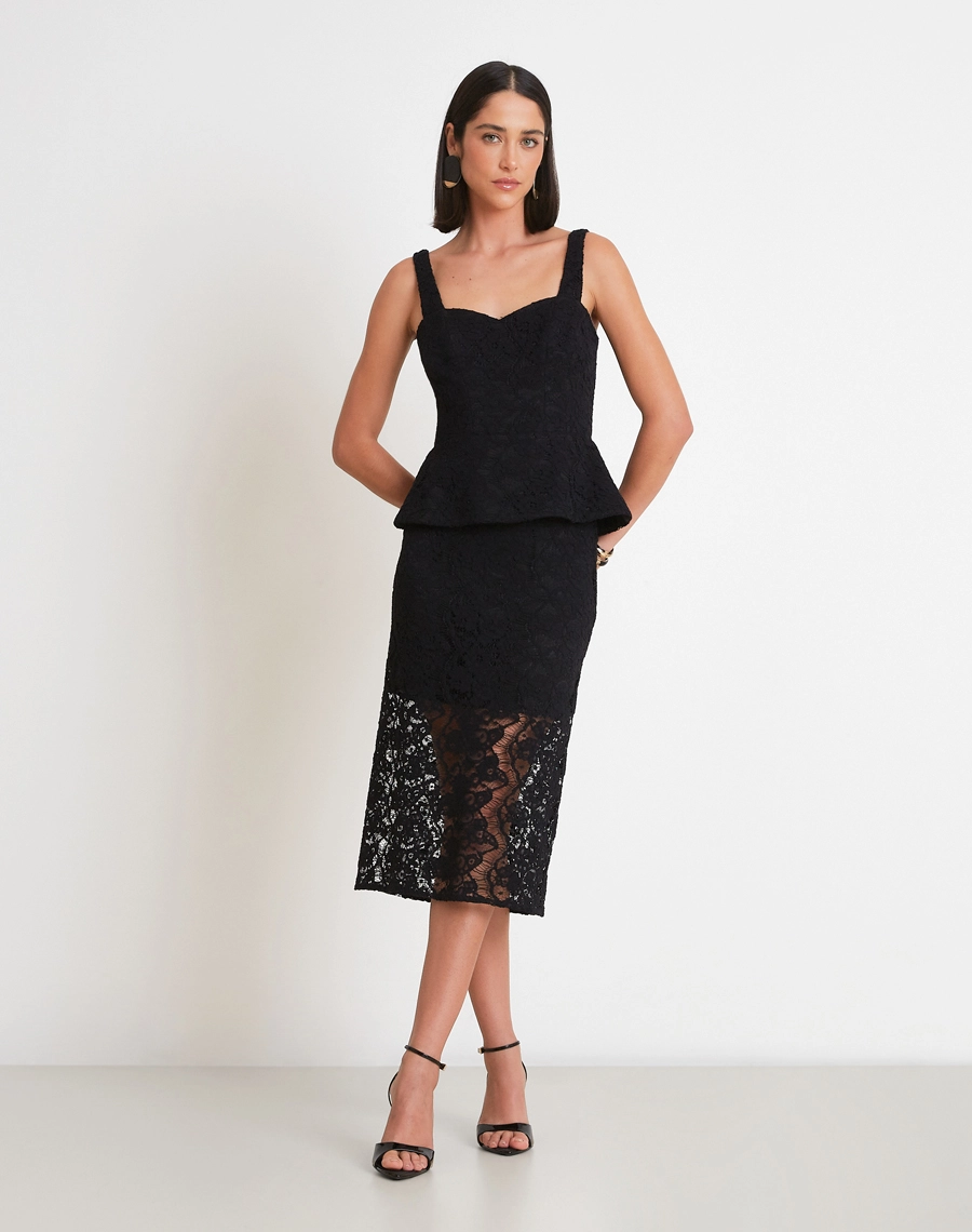 O Top Kate é confeccionado em renda com toque delicado e textura rica, que valoriza a peça com um visual sofisticado e feminino.