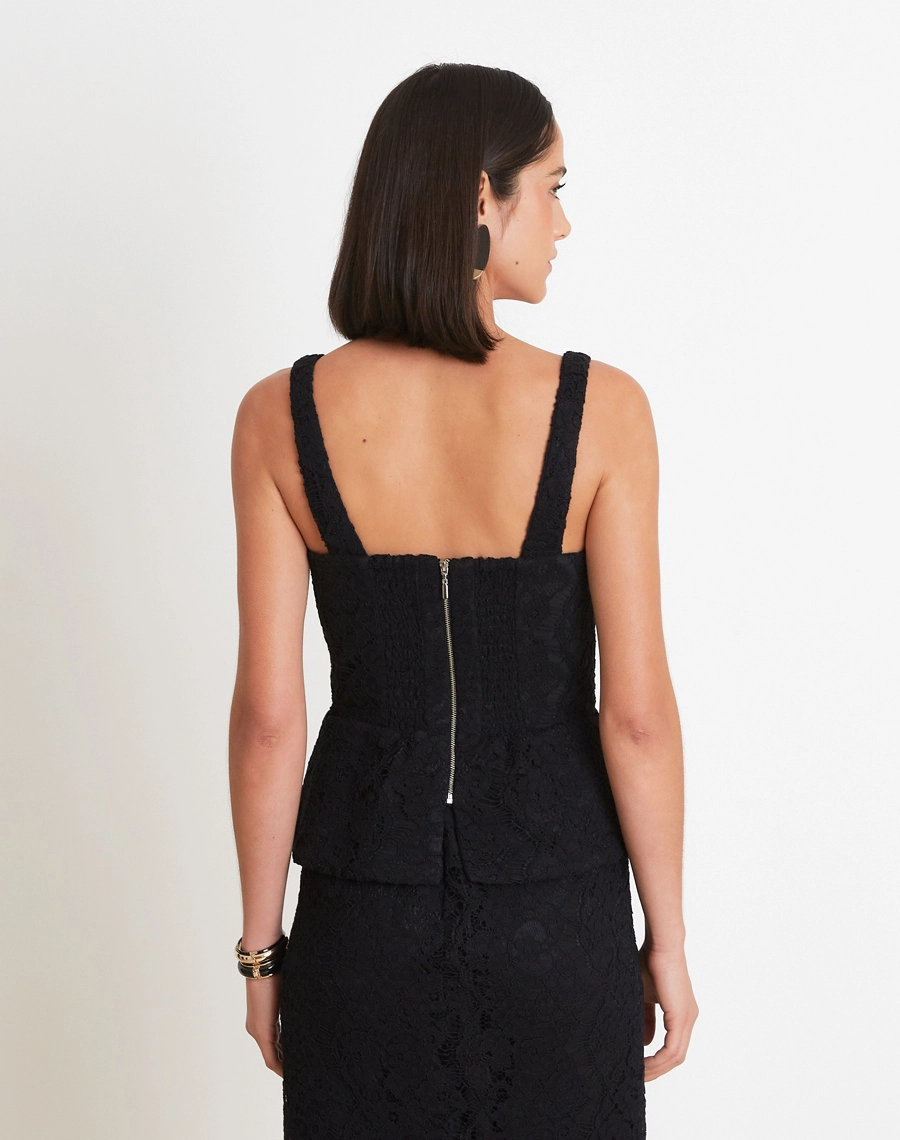 O Top Kate é confeccionado em renda com toque delicado e textura rica, que valoriza a peça com um visual sofisticado e feminino.