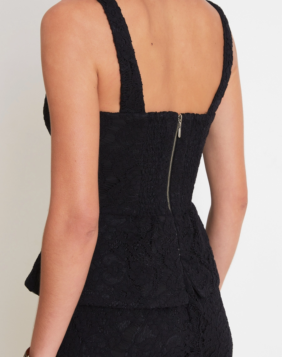 O Top Kate é confeccionado em renda com toque delicado e textura rica, que valoriza a peça com um visual sofisticado e feminino.