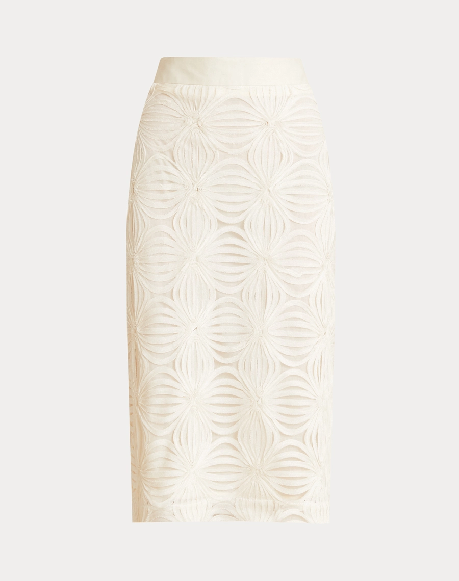A Saia Palmo é confeccionada em Tule bordado, tecido leve e delicado, com transparência sutil e desenhos em relevo que trazem riqueza de detalhes.