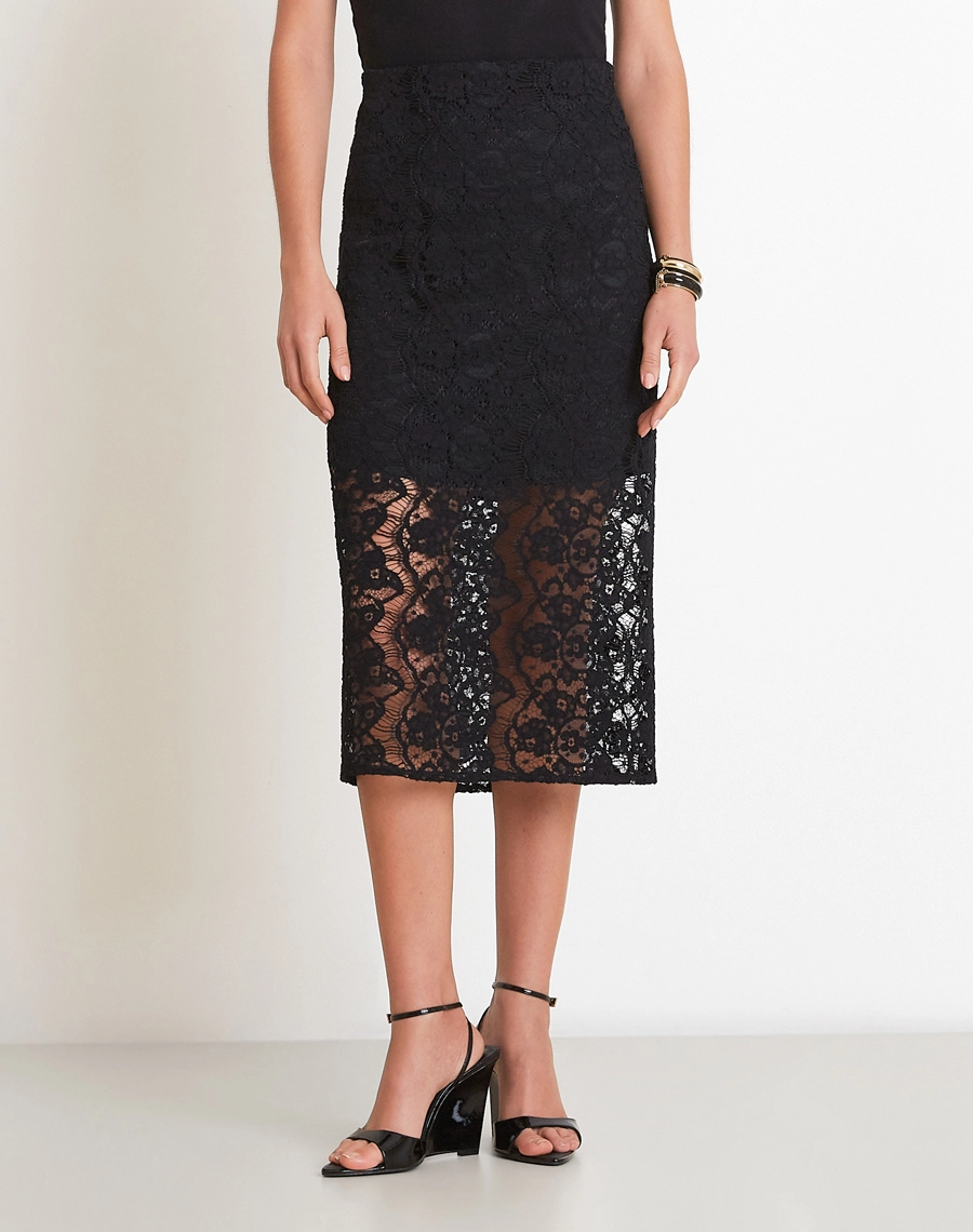 A Saia Midi Elen é confeccionada em renda delicada, com desenho sofisticado e transparência sutil que traz feminilidade e elegância ao look.