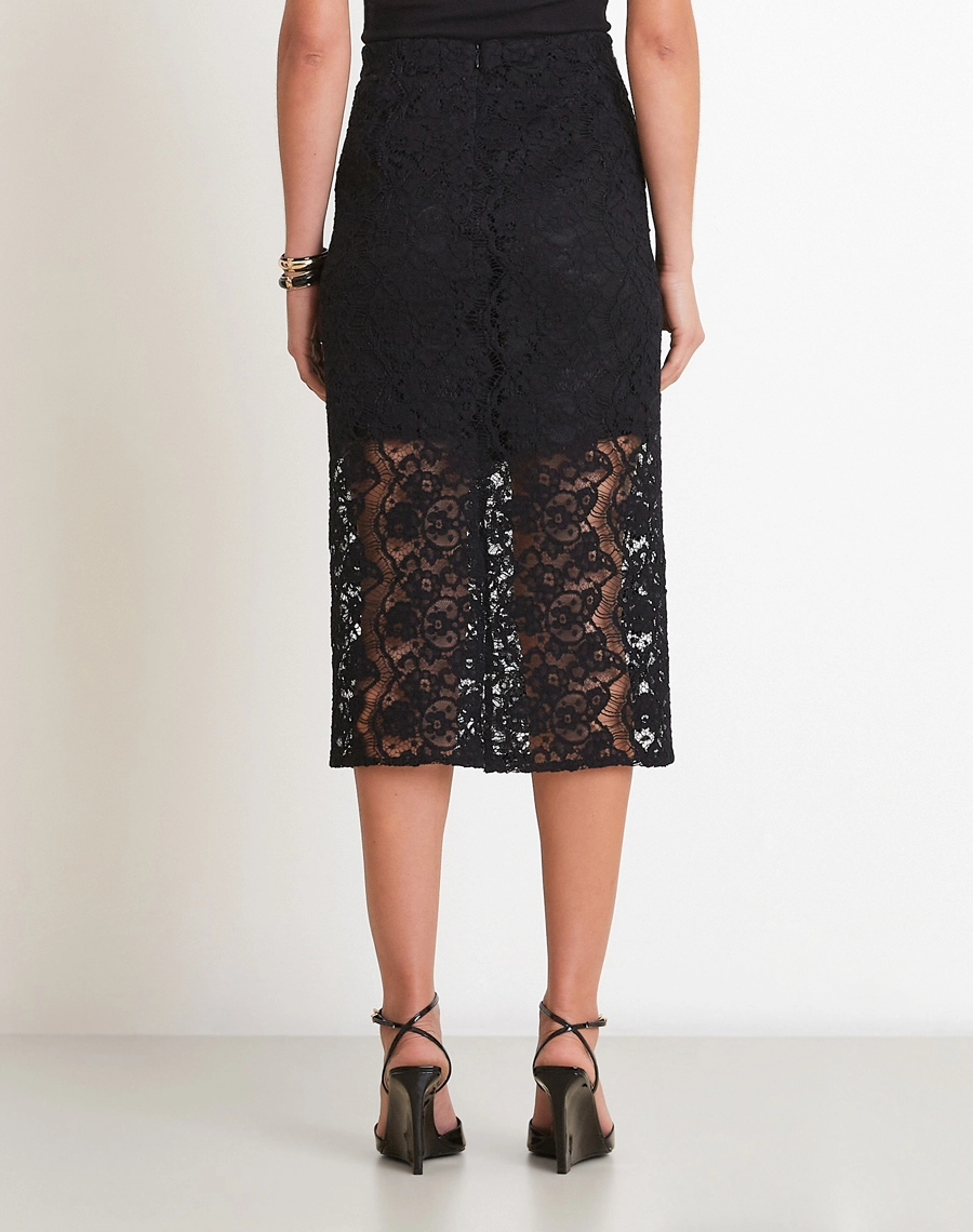 A Saia Midi Elen é confeccionada em renda delicada, com desenho sofisticado e transparência sutil que traz feminilidade e elegância ao look.