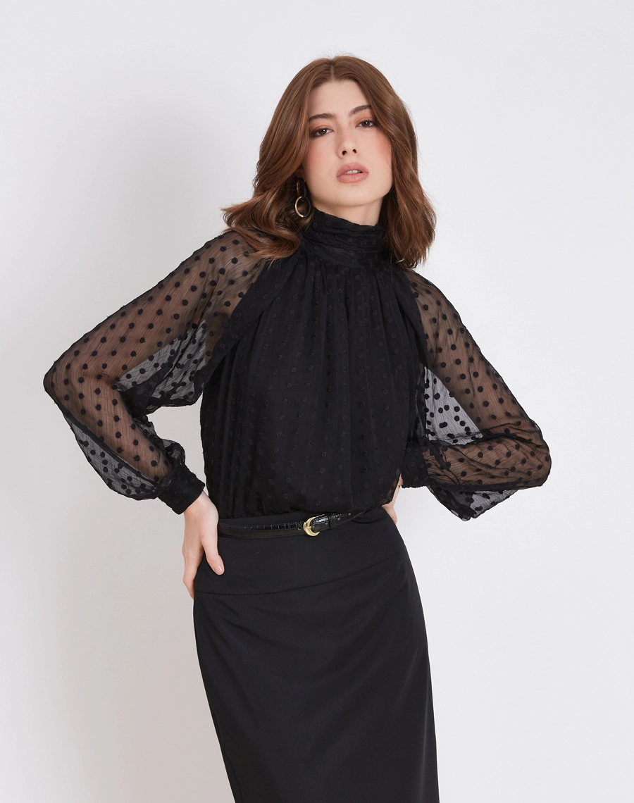A Blusa Giseli é confeccionada em Youro bordado, tecido leve e sofisticado, com textura e aplicações delicadas que adicionam profundidade e riqueza ao visual.