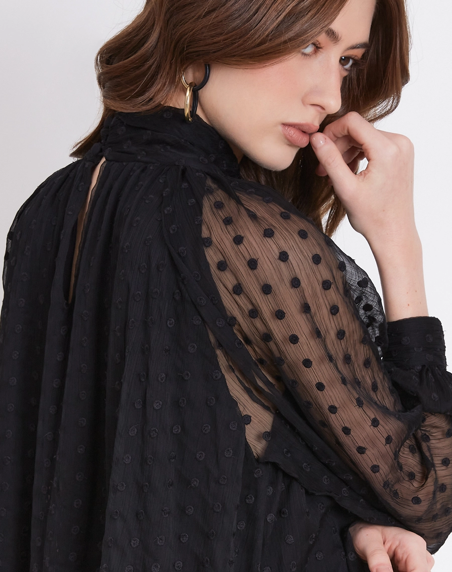 A Blusa Giseli é confeccionada em Youro bordado, tecido leve e sofisticado, com textura e aplicações delicadas que adicionam profundidade e riqueza ao visual.