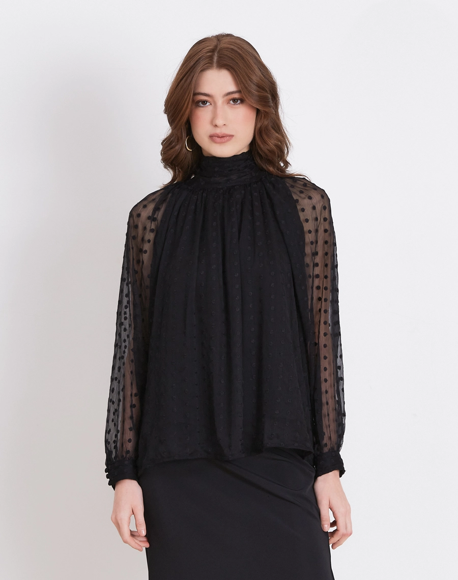 A Blusa Giseli é confeccionada em Youro bordado, tecido leve e sofisticado, com textura e aplicações delicadas que adicionam profundidade e riqueza ao visual.