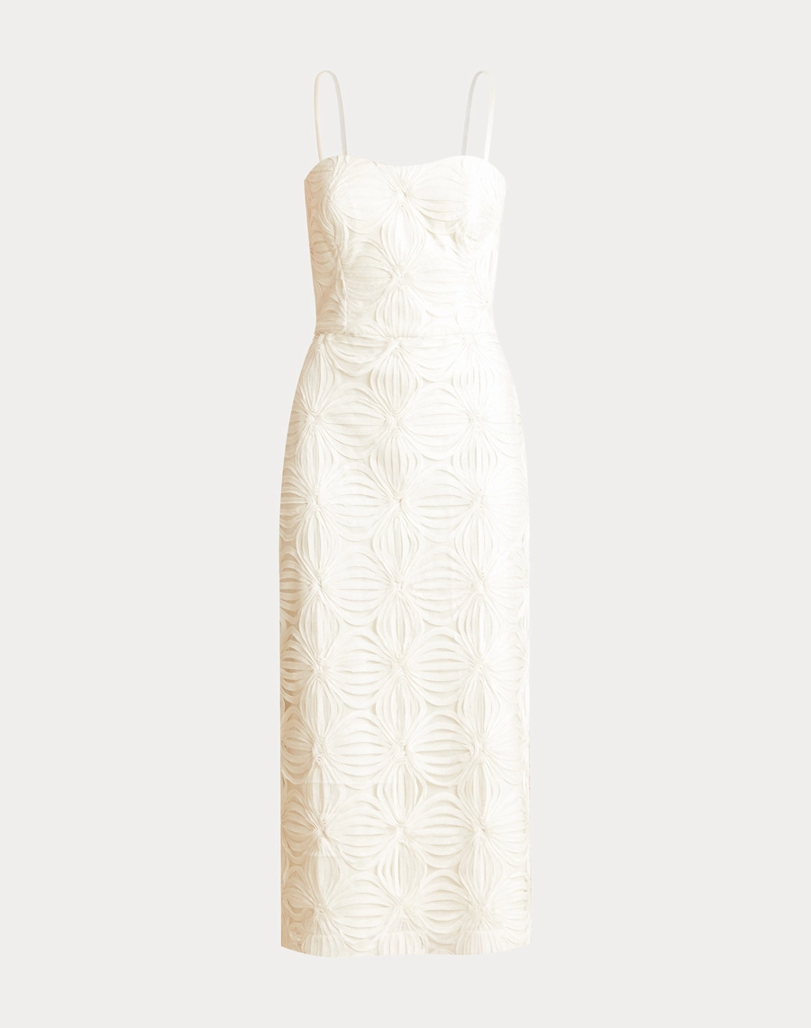 O Vestido Midi Palmo é confeccionado em Tule bordado, um tecido leve e delicado, com transparência sutil e desenhos em relevo que enriquecem a peça com um visual sofisticado e feminino.