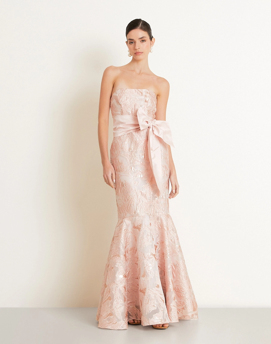 O Vestido Longo Julie é confeccionado em Jacquard, tecido com textura rica e desenhos em relevo que valorizam a peça com sofisticação.