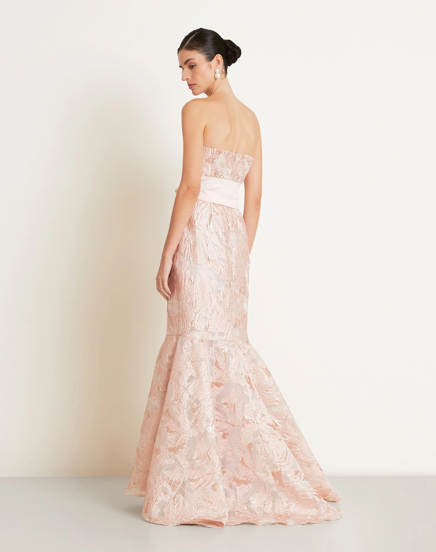 O Vestido Longo Julie é confeccionado em Jacquard, tecido com textura rica e desenhos em relevo que valorizam a peça com sofisticação.