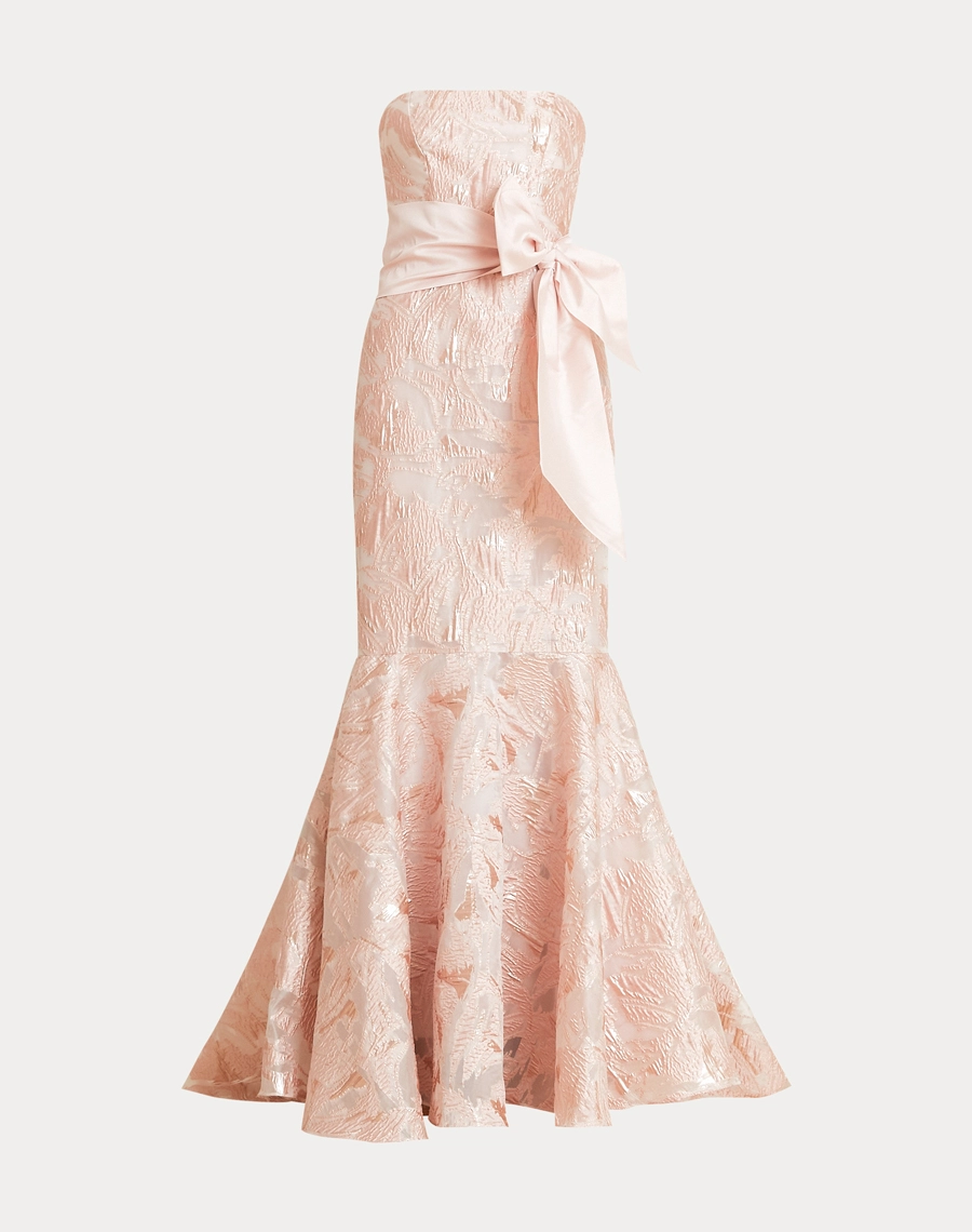 O Vestido Longo Julie é confeccionado em Jacquard, tecido com textura rica e desenhos em relevo que valorizam a peça com sofisticação.