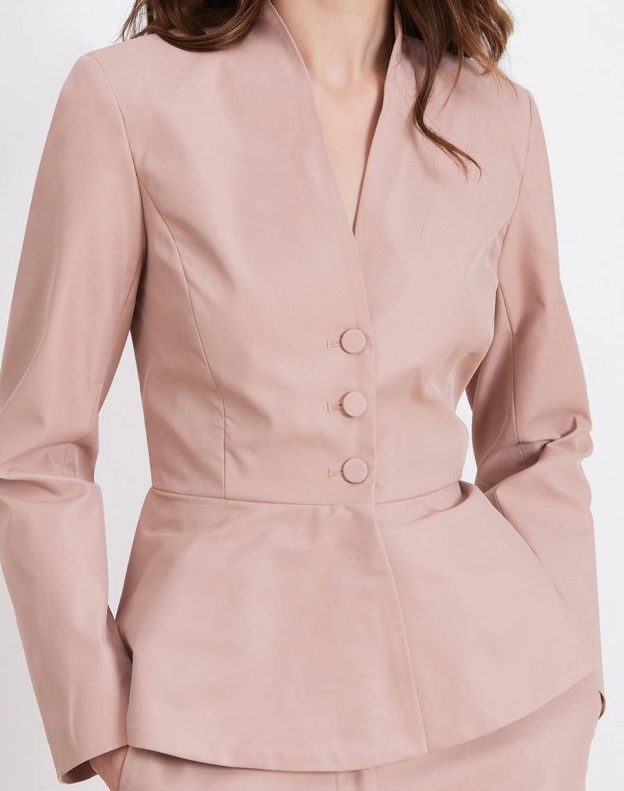 O Blazer Leonor é confeccionado em Sarja Paper,  tecido estruturado com leve textura e toque macio, que proporciona caimento firme e elegante.