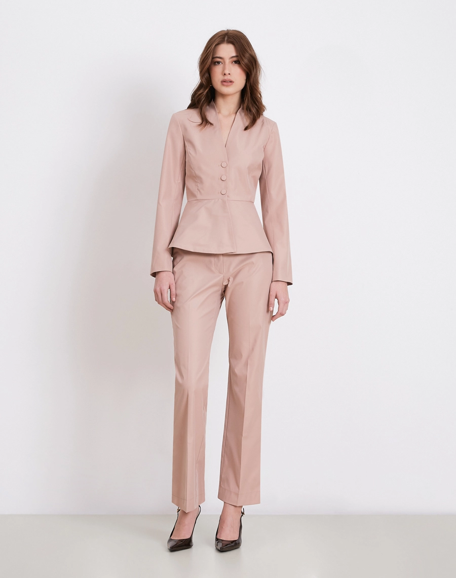 O Blazer Leonor é confeccionado em Sarja Paper,  tecido estruturado com leve textura e toque macio, que proporciona caimento firme e elegante.
