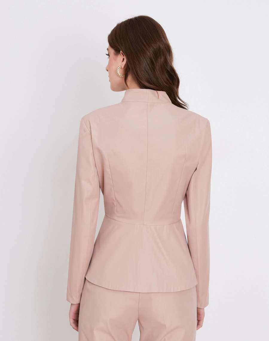 O Blazer Leonor é confeccionado em Sarja Paper,  tecido estruturado com leve textura e toque macio, que proporciona caimento firme e elegante.