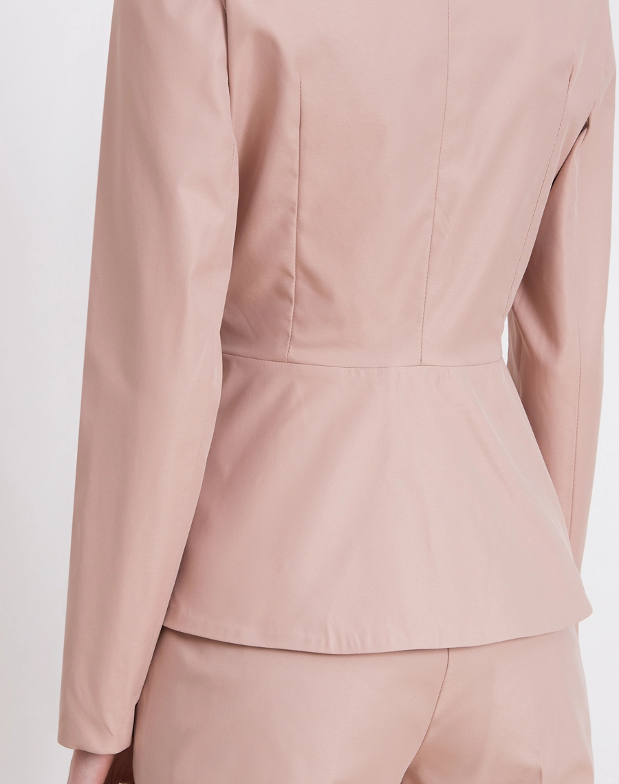 O Blazer Leonor é confeccionado em Sarja Paper,  tecido estruturado com leve textura e toque macio, que proporciona caimento firme e elegante.