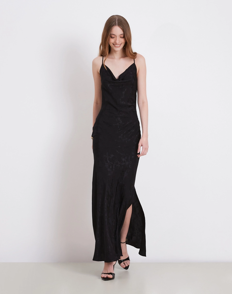 O Vestido Longo Judith é confeccionado em viscose Jacquard, um tecido leve, macio e com textura sofisticada em relevo que traz elegância sem perder o conforto. 