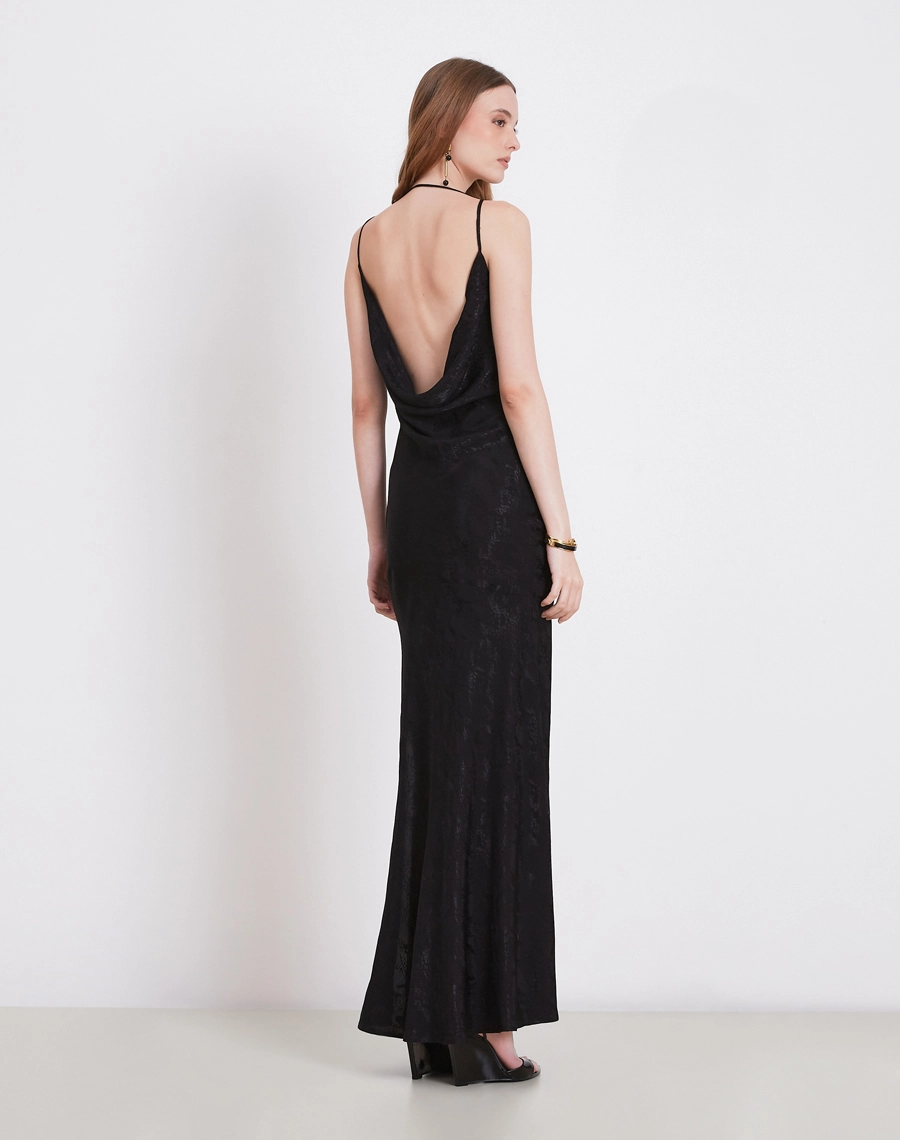 O Vestido Longo Judith é confeccionado em viscose Jacquard, um tecido leve, macio e com textura sofisticada em relevo que traz elegância sem perder o conforto. 