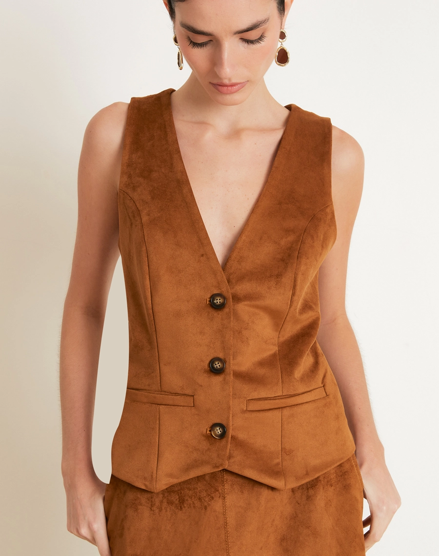 O Colete Dakota é confeccionado em Suede, tecido com toque aveludado e macio, trazendo um visual sofisticado com acabamento levemente acetinado.