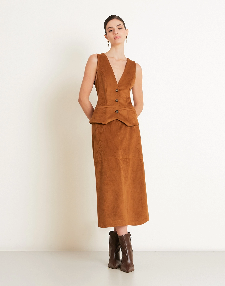 O Colete Dakota é confeccionado em Suede, tecido com toque aveludado e macio, trazendo um visual sofisticado com acabamento levemente acetinado.