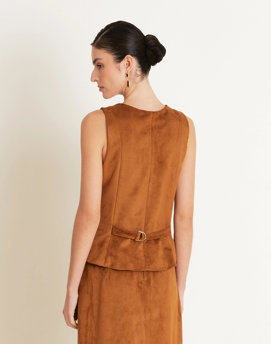 O Colete Dakota é confeccionado em Suede, tecido com toque aveludado e macio, trazendo um visual sofisticado com acabamento levemente acetinado.